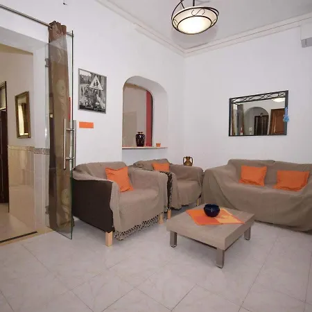 Ground Floor House With A Terrasse 度假居